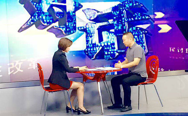 鄂州市金剛石工具行業(yè)協會會長龍其準先生參加鄂州電視臺“對話”節(jié)目