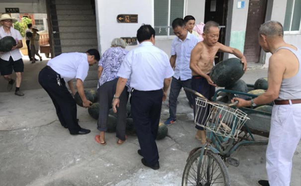 炎炎夏日，為福利院老人送清涼