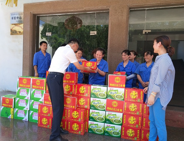 鄂城區(qū)委領導為昌利金剛石鋸片車間生產一線職工“送清涼”