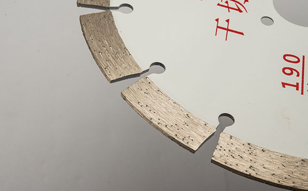 大理石鋸片在切割過(guò)程中搖擺是怎么回事呢？