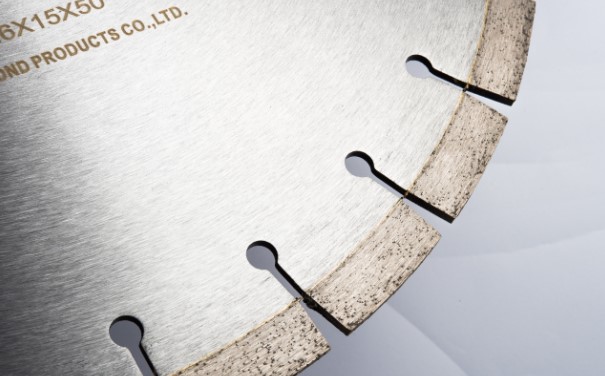 花崗石鋸片的這些使用細(xì)節(jié)，不注意將會(huì)影響花崗石切割的平整度!