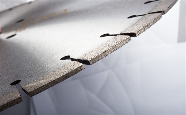 對(duì)混凝土鋸片進(jìn)行研磨，需要注意什么?